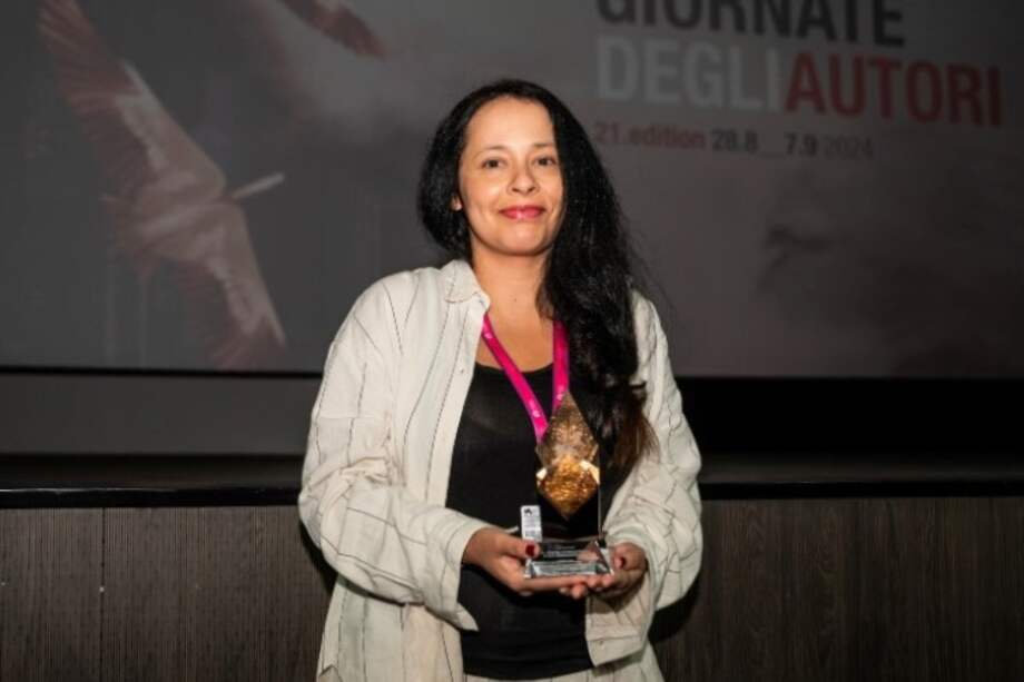 Mónica Taboada con el premio Queer Lion.