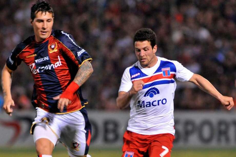 El jugador del Cerro Porteño de Paraguay Jonathan Fabro (i) disputa el balón con Agustín Torassa (d) de Tigre. / EFE