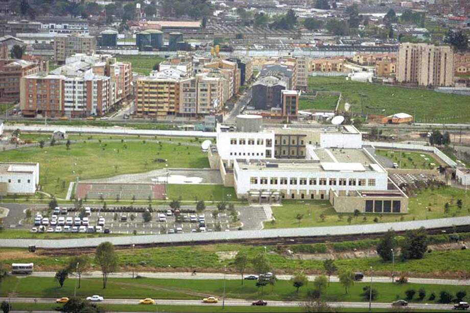 A las afueras de la Embajada de Estados Unidos dos hombres identificados como Braulio Bula y Luis Gabriel Satoque engañaban a las personas / Archivo