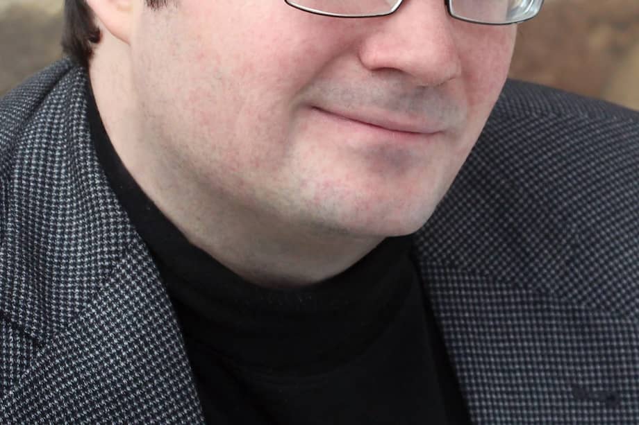 Brandon Sanderson tiene 47 años de edad y es autor de la famosa saga Nacidos de la Bruma (Mistborn), formada por El Imperio Final, El Pozo de la Ascensión, El Héroe de las Eras, Aleación de ley, Sombras de identidad y Brazales de Duelo.
