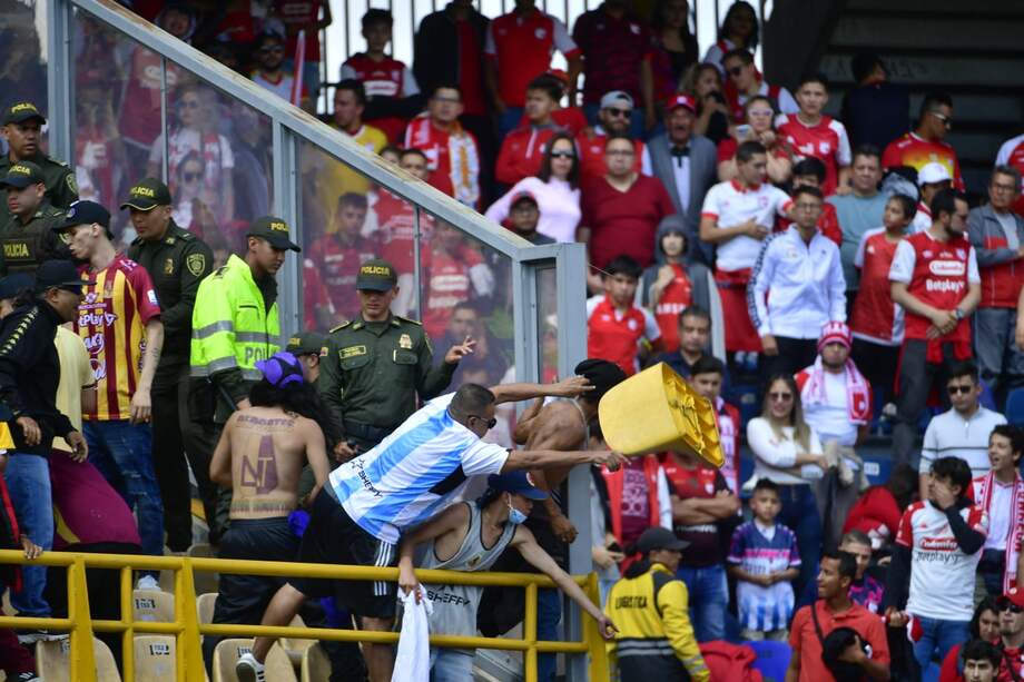 Por los actos de violencia, el partido tuvo que ser suspendido unos minutos.