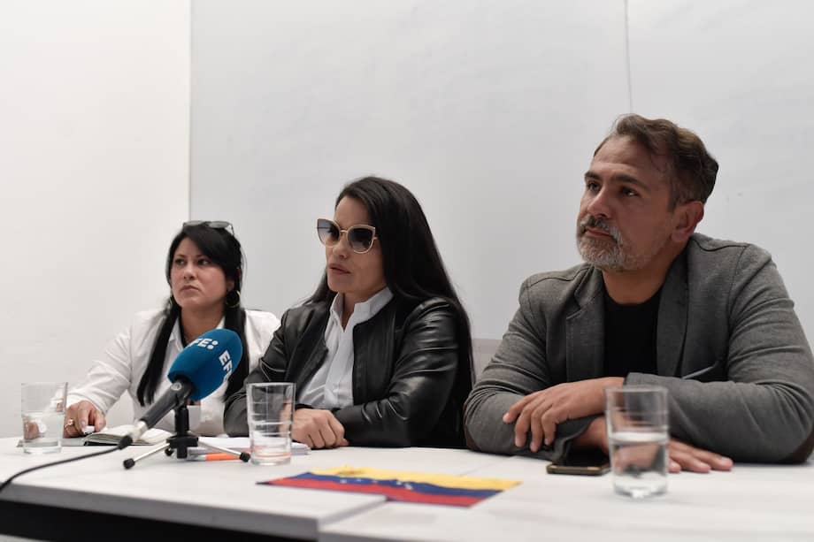 Mariluz Palma, jefa de campaña del Comando "Con Vzla", y Mauricio Baquero, vocero del Comando "Vente Venezuela", durante la rueda de prensa previa a las elecciones presidenciales del 28 de julio.