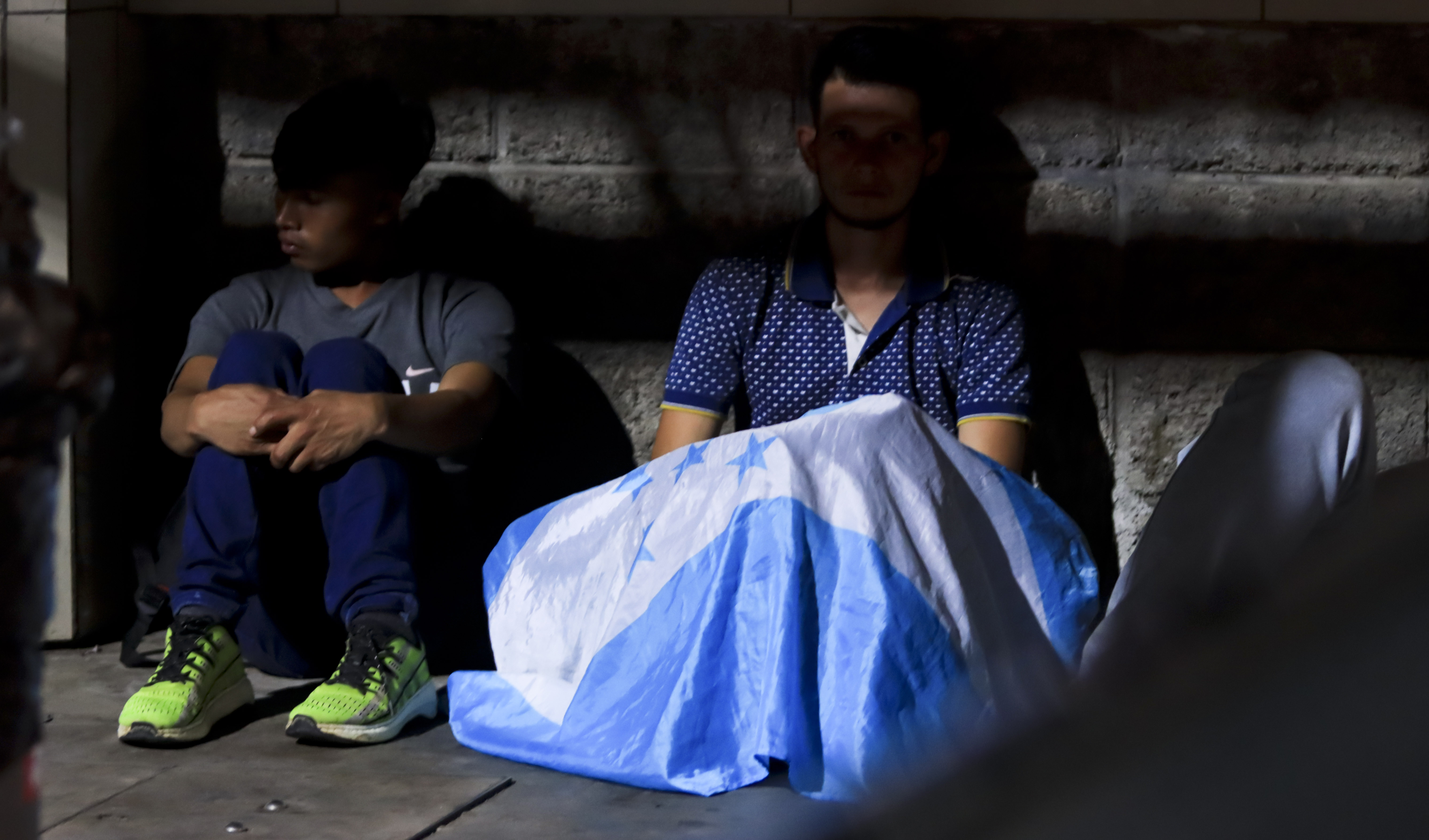 Algunos de los migrantes hondureños portaban banderas de su país en azul turquesa y blanco, con cinco estrellas, que representan a cinco de los países centroamericanos que se independizaron de la Corona española el 15 de septiembre de 1821 (Costa Rica, El Salvador, Guatemala, Honduras y Nicaragua).