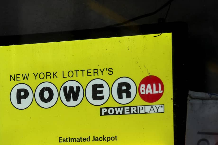 Un Powerball se exhibe en un quiosco el 23 de diciembre de 2025 en la ciudad de Nueva York. Un afortunado jugador de lotería del estado estadounidense de Arkansas ganó el premio de Powerball de 1.800 millones de dólares.
