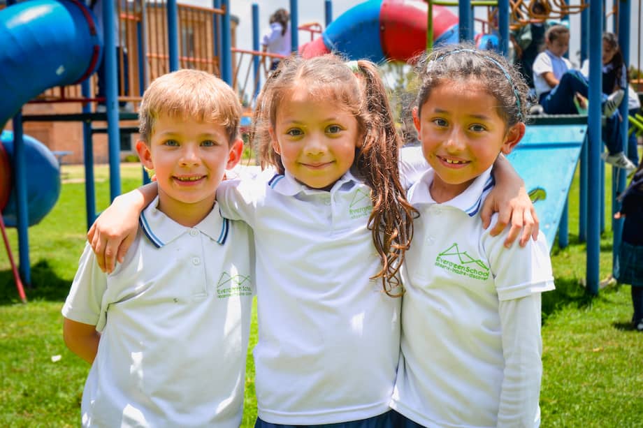 Estudiantes Evergreen Greeners en el patio de juegos. Sede Preescolar.