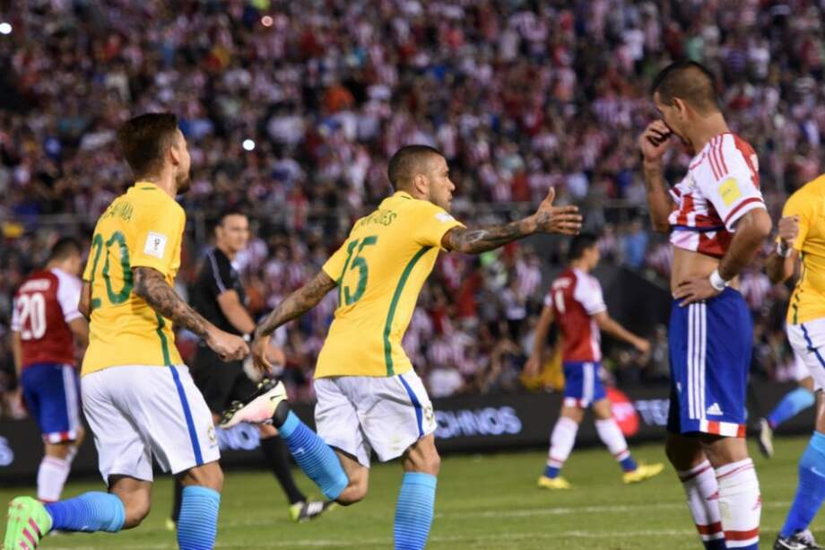 Dani Alves marcó el gol del empate de Brasil contra Paraguay. Foto: AFP