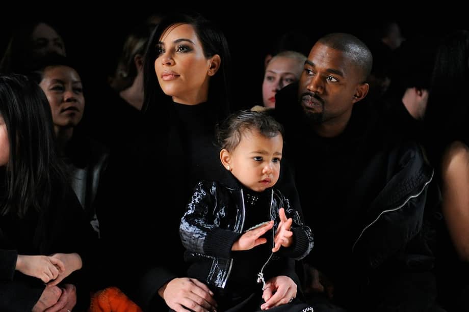 Kim Kardashian y Kanye West con su hija North. / AFP