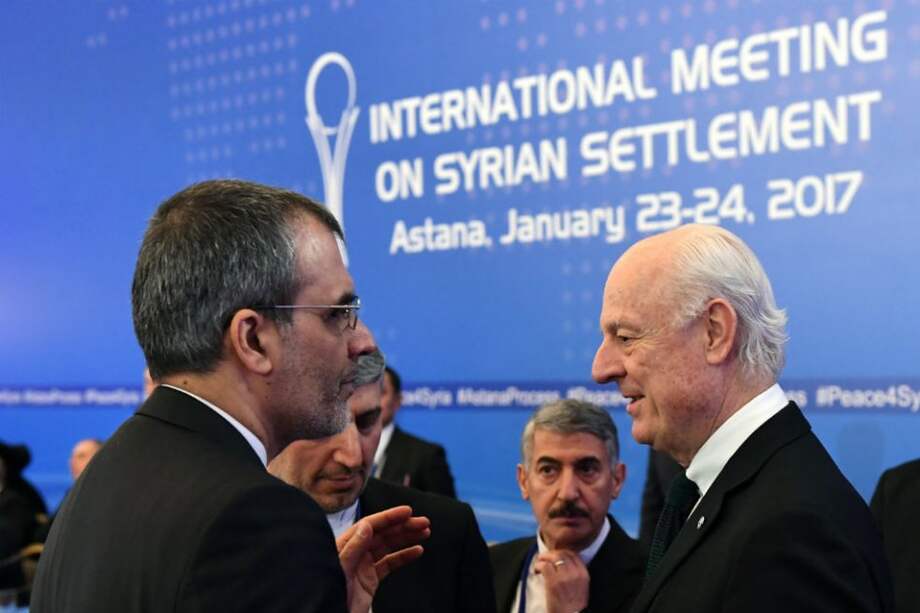 El enviado de la ONU para Siria Staffan de Mistura (derecha) en reunión con una delegación iraní en el marco de las conversaciones de paz de Siria. /AFP