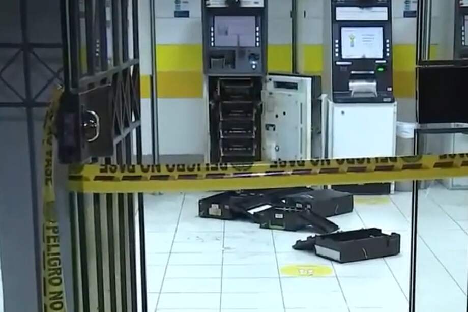 Así quedó el cajero automático abierto por los ladrones.