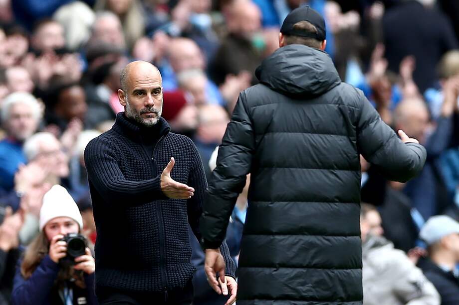 Pep Guardiola saluda a Jurgen Klopp después del partido.