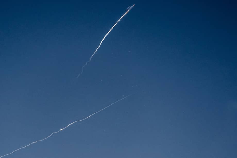 Estelas de cohetes interceptadas por el sistema de defensa antimisiles israelí, conocido como Cúpula de Hierro, sobre Tel Aviv.