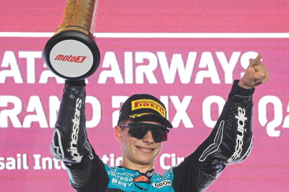 David Alonso celebra en lo más alto del podio del GP de Catar en la primera jornada de la Moto3, tercera división de la MotoGP. / AFP