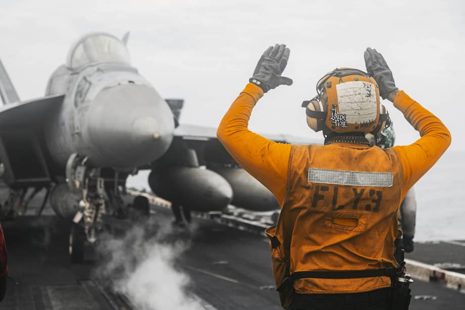 Fotografía difundida por el CENTCOM esta madrugada que muestra un avión de combate en el USS Abraham Lincoln durante una de las operaciones aéreas contra objetivos militares en Irán mientras navega en aguas regionales.