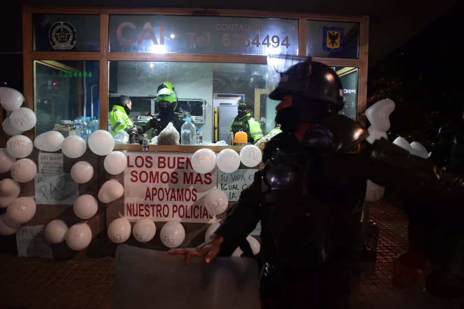 El apoyo a la Policía también se han manifestado por medio de plantones.