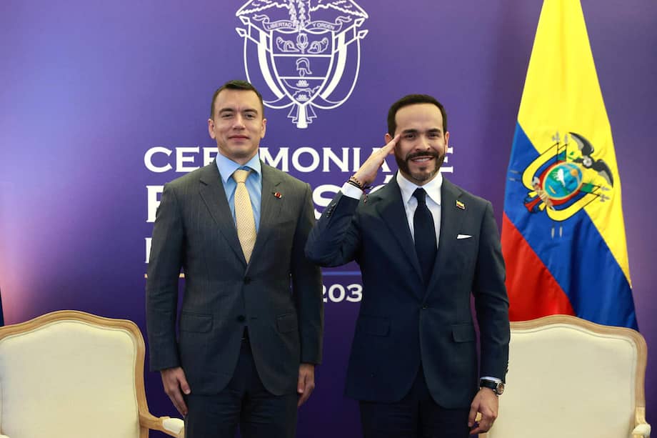 Fotografía publicada en la cuenta oficial en X @Presidencia_Ec de la Presidencia de Ecuador que muestra a su mandatario Daniel Noboa (i) posando junto al presidente electo de Colombia, Abelardo de la Espriella, durante una reunión bilateral este viernes, en Cali (Colombia).