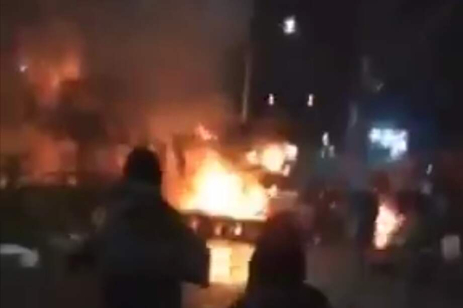 En las imágenes se ven llantas y vehículos que fueron incinerados y dejados en la vía para evitar el paso.