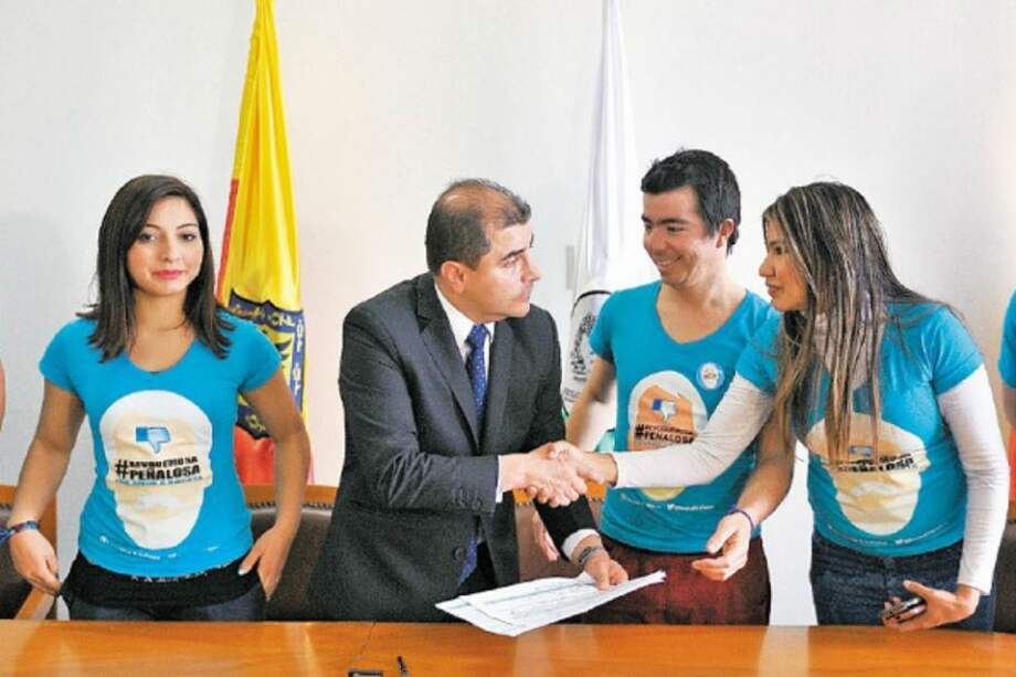 El comité del grupo Revoquemos a Peñalosa fue el primero en inscribirse ayer en la Registraduría. / Mauricio Alvarado - El Espectador