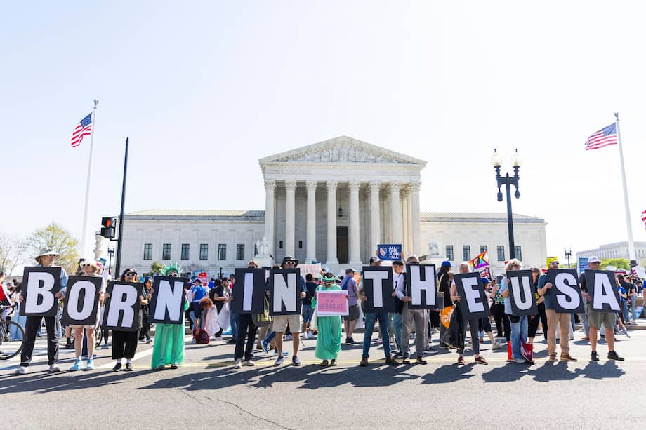 Manifestantes se congregaron frente a la Corte Suprema mientras los magistrados escucharon los argumentos orales en el caso Trump que cuestiona la ciudadanía por nacimiento.