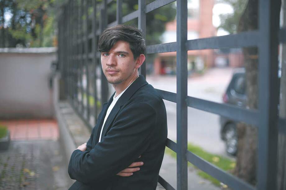 El abogado Sebastián Bojacá denuncia: “… existen – hace años - directrices para torpedear el avance de esos procesos (sobre graves violaciones a los derechos humanos). Esta situación se agudizó (hace poco) en la administración del fiscal Francisco Barbosa”.