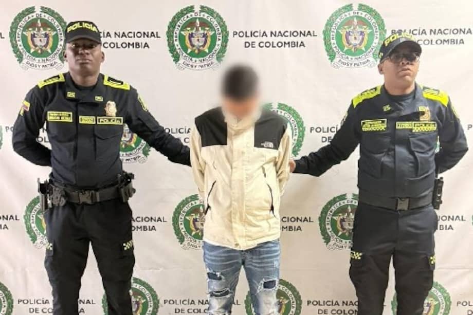 El sujeto es señalado de participar en, al menos, 11 casos de hurto a conductores de vehículos de plataformas de transporte o de vehículos que estaban estacionados frente a la vivienda de sus propietarios. Alias “Sebas”, quien ya registraba anotaciones judiciales por hurto y falsedad en documento público, fue enviado a prisión.