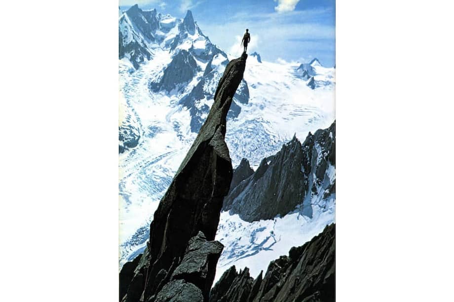 El alpinista Gaston Rébuffat en los Alpes. Esta imagen fue una de las seleccionadas por Carl Sagan para enviar al espacio dentro de las sondas "Voyager". / Tomado del Pinterest Miss Adventure Pants