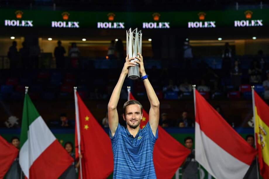 Daniil Medvedev con el trofeo que ganó este domingo. / AFP