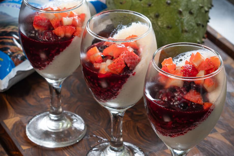 Puedes añadir también salsa de arequipe a este postre de guanábana.
