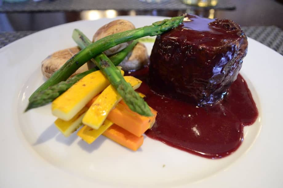Tournedo de lomo con pate en reducción de vino tinto