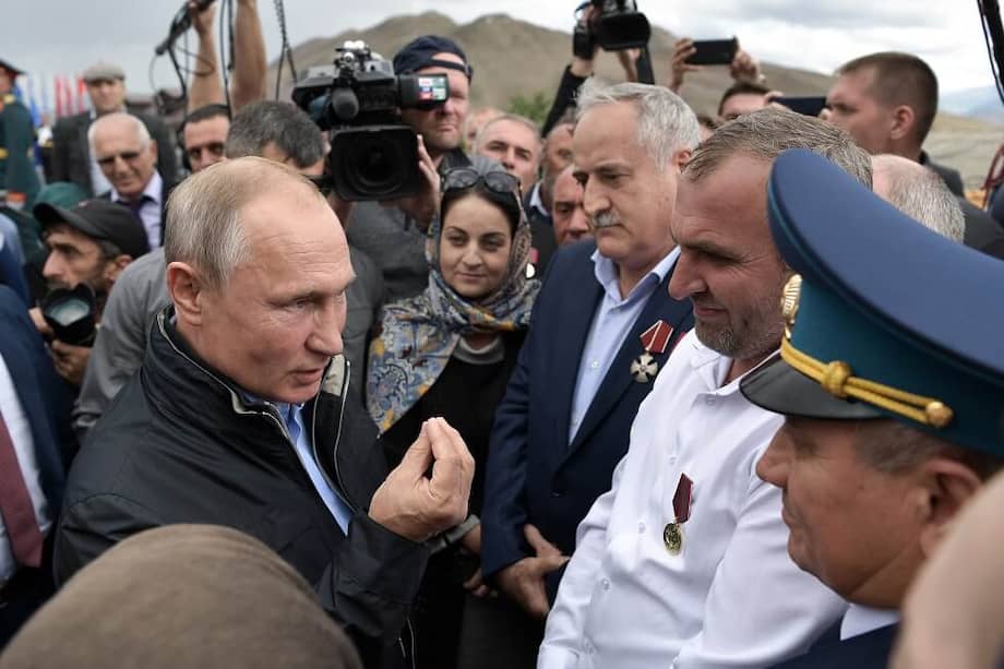 Vladimir Putin, presidente ruso, habla con veteranos de la guerra de 1999. / AFP