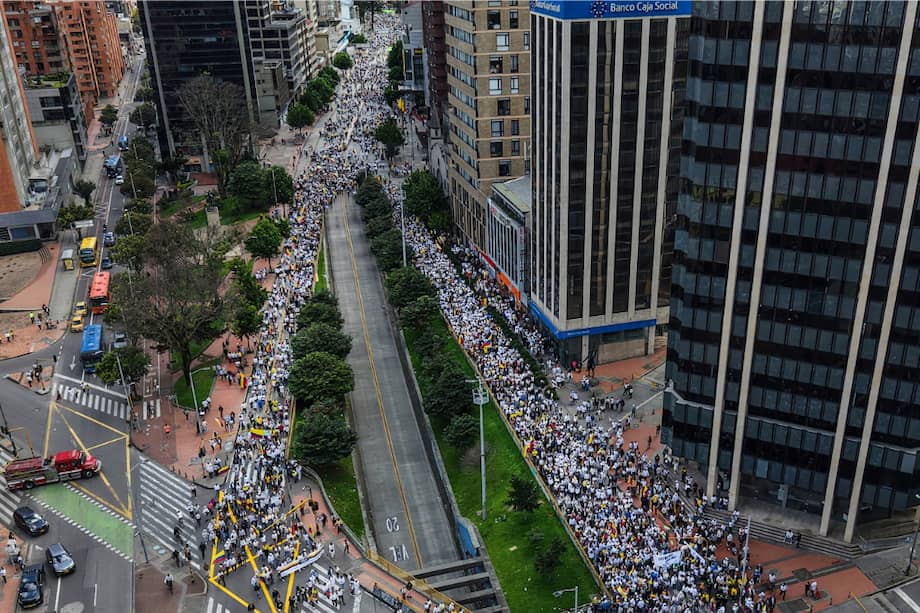 La marcha del silencio por Miguel Uribe se realizó este 15 de junio en varias ciudades de Colombia. Esta imagen de lo que sucedió en Bogotá.