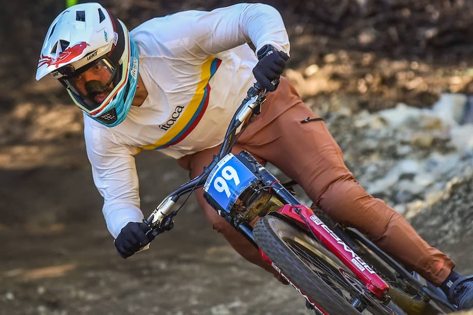 Marcelo Gutiérrez compitiendo en el Campeonato Mundial Máster de Downhill Chile 2026.