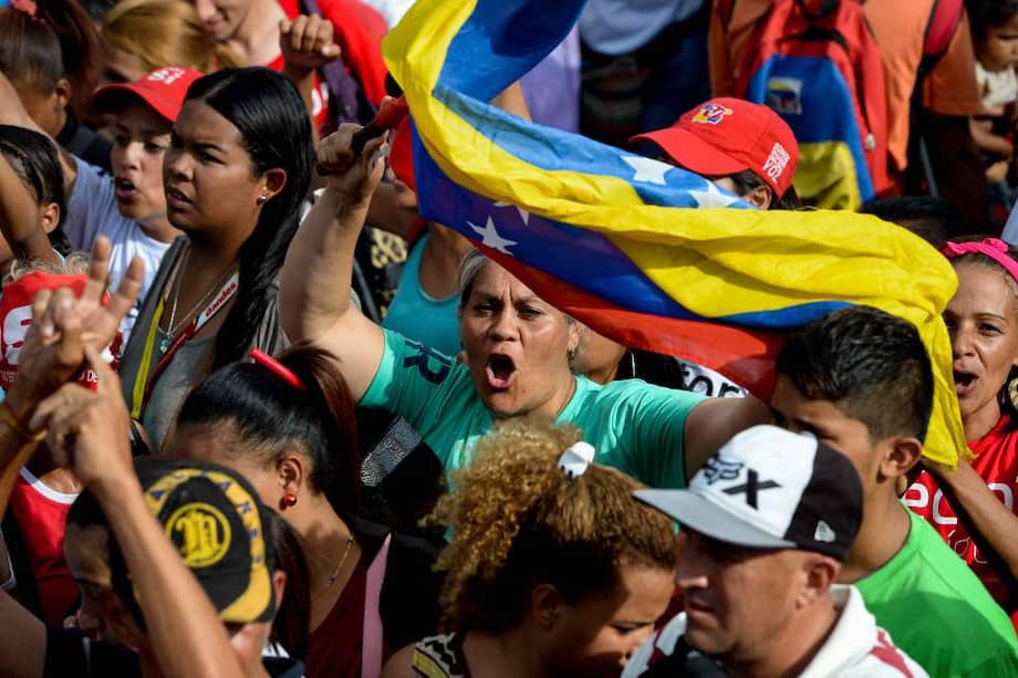 Miembros del oficialismo asisten a un evento de campaña en Caracas. / AFP