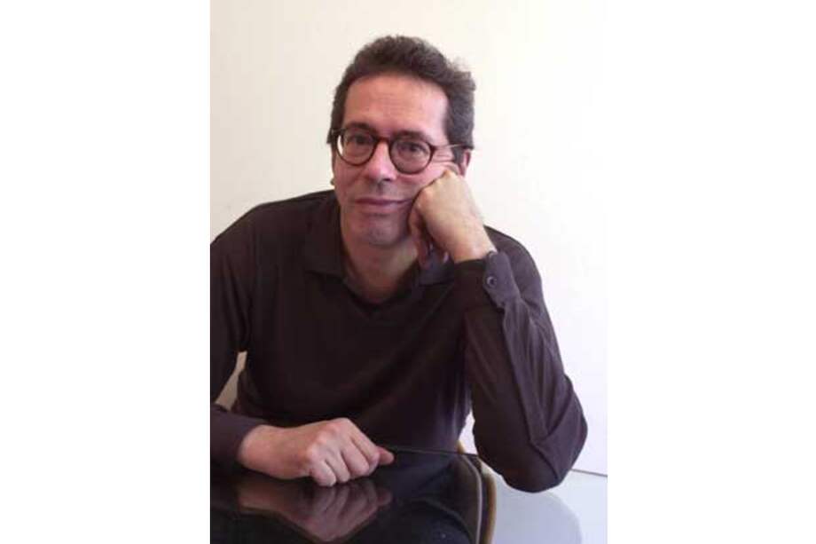 César Aira es autor de "Embalse", "Cumpleaños", "Parménides", "Evasión y otros ensayos", así como del "Diccionario de autores latinoamericanos", entre otras obras más.