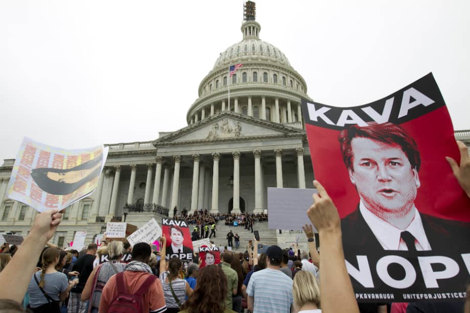 A las afueras del Capitolio, cientos de mujeres protestaron contra la decisión de confirmar a Kavanaugh como nuevo juez de la Corte Suprema. / AFP