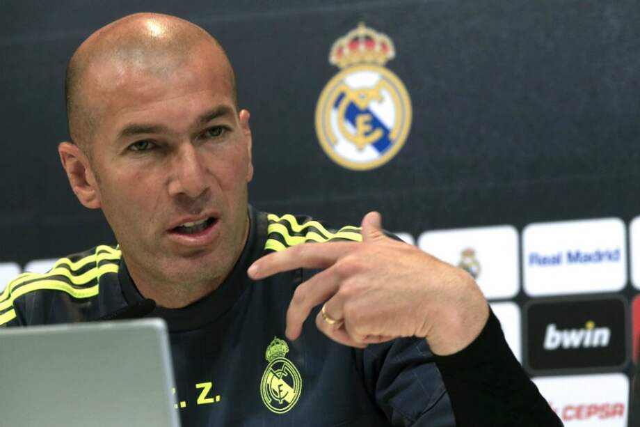 Zidane, durante la rueda de prensa que ofreció tras el entrenamiento de este viernes en la Ciudad Deportiva para preparar el partido de Liga contra Eibar. / EFE