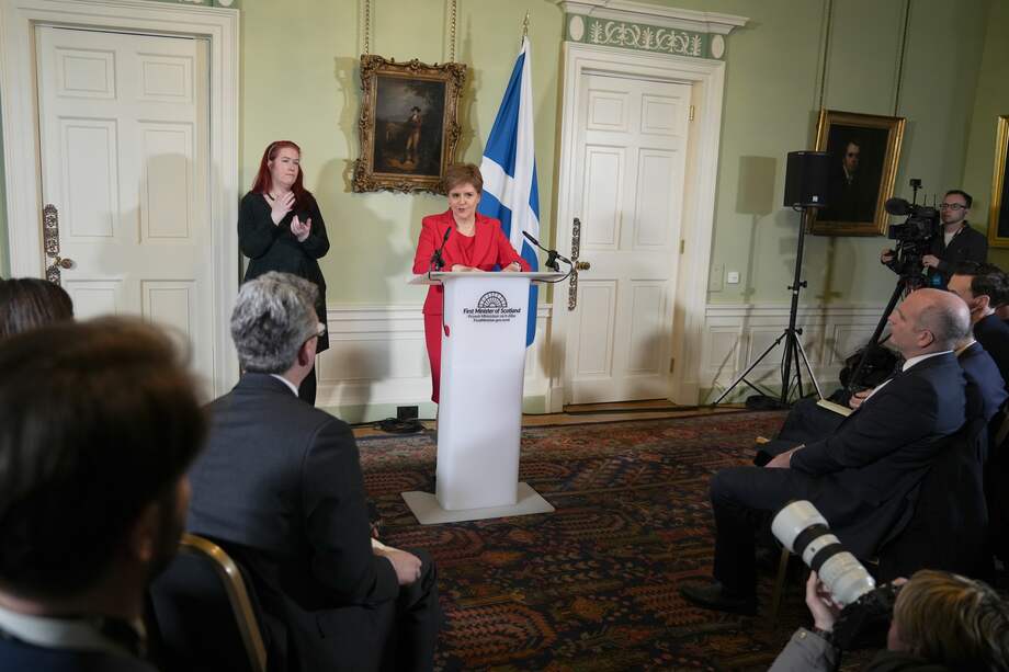 "Al retirarse, Nicola Sturgeon no solamente ha reconocido que el trabajo de un gobernante es de todas las horas y que ocho años de labor equivalen a una carga de fatiga no solamente para ella, sino para la gente bajo su liderazgo, y para la opinión pública. Reconoció que, por cada persona que gustara de ella a estas alturas, habrá otra que no tiene el mismo entusiasmo".