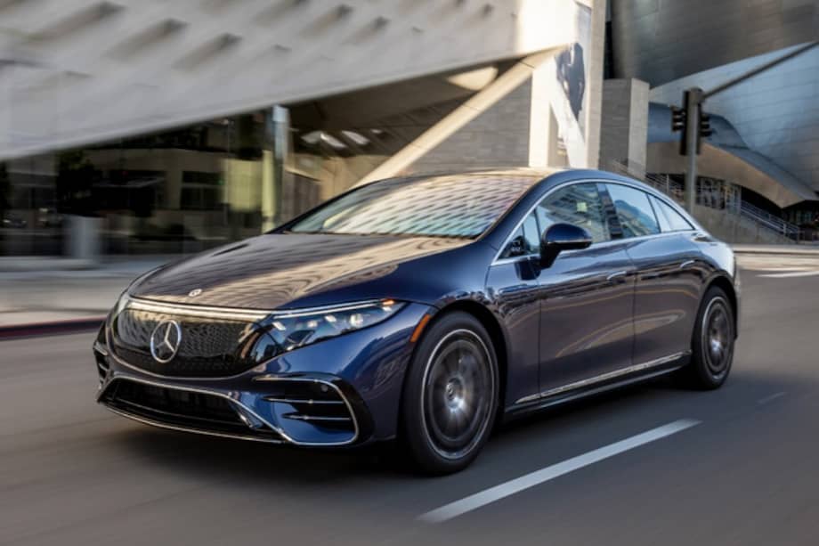 La versión EQS 450+ con tracción trasera y 476 caballos de potencia logra hasta 926 kilómetros de autonomía.