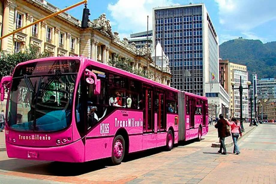 Expresidenta del Concejo rechazó propuesta de buses rosados