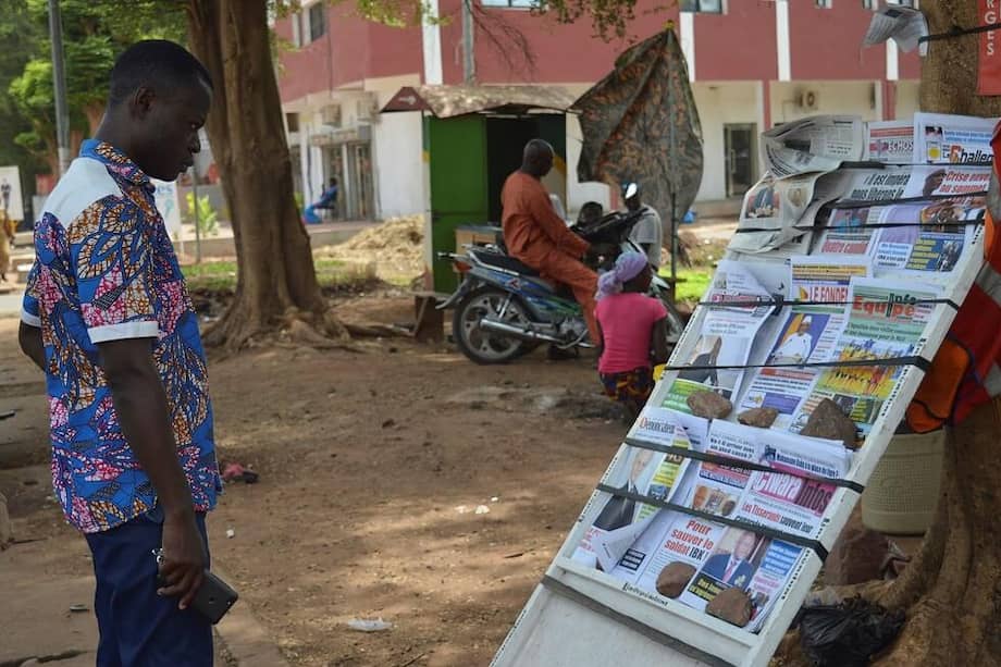Un hombre observa los principales periódicos del país este viernes después de que el primer ministro y todo su Gobierno presentaron su dimisión este jueves al presidente del país, quien la aceptó. / EFE