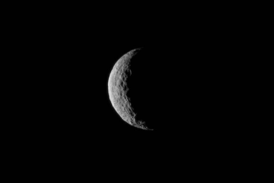 La nave Dawn tomó esta imagen de Ceres el 1 de marzo a una distancia de 30.000 millas (alrededor de 48.000 kilómetros) y, en ella, el planeta enano aparece iluminado en forma de media luna creciente, mientras el resto permanece en la oscuridad. / EFE/ NASA