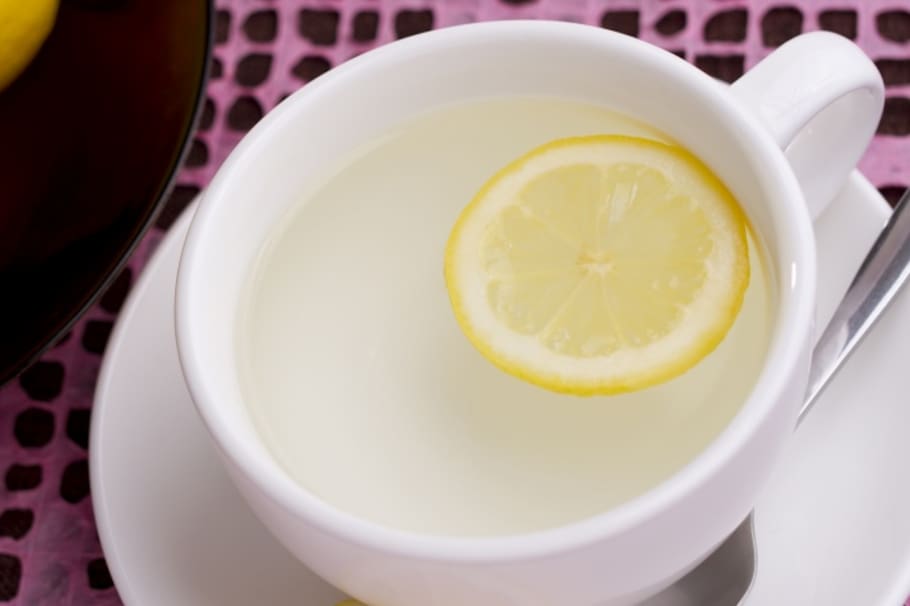 Siete razones por las que deberías tomar agua tibia con limón en ayunas | Revista Cromos