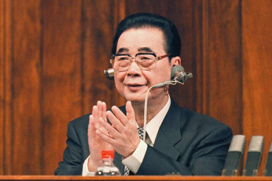 El líder cihno Li Peng aplaude durante una sesión en el Parlamento Federal de Yugoslavia en el año 2000. / AFP