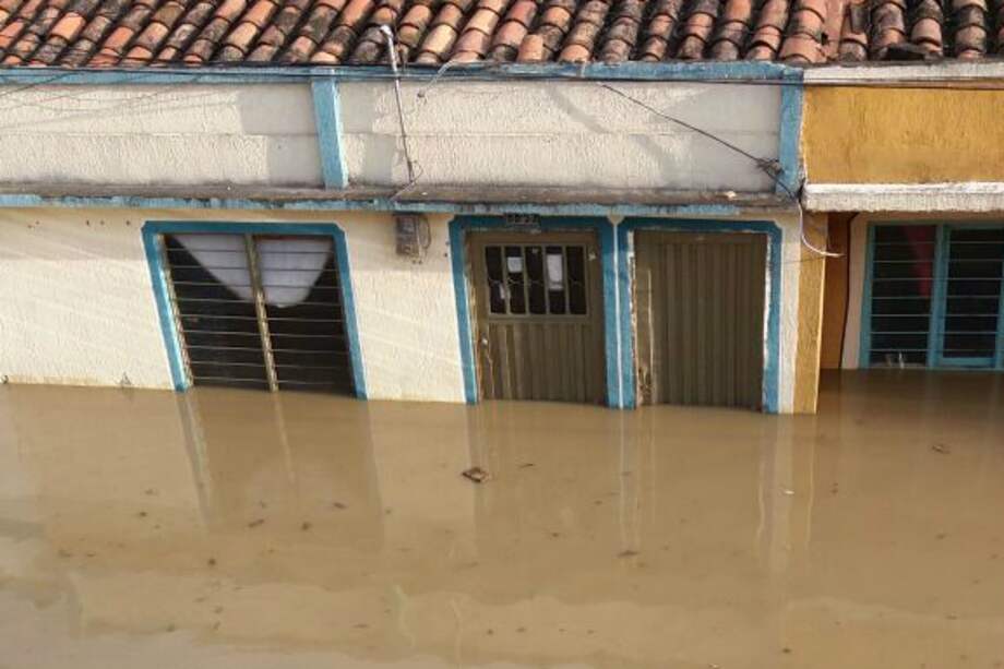 Por desbordamiento del río Cauca evacuan familias en el sector de Juanchito, en Cali