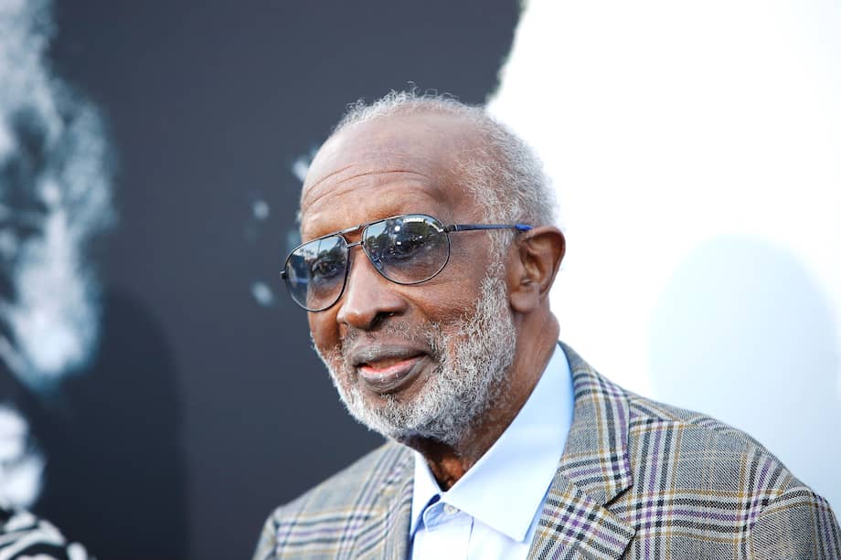 NPX01. LOS ÁNGELES (ESTADOS UNIDOS), 14/08/2023.- Fotografía de archivo fechada el 4 de junio de 2019 del productor musical estadounidense Clarence Avant, durante el estreno mundial del documental "The Black Godfather" (El padrino negro) en el Teatro Paramount de Los Ángeles, California (Estados Unidos). El productor Clarence Avant, conocido como el "padrino" de la música afroamericana, falleció el domingo a los 92 años, informaron este lunes sus familiares a medios especializados. "Clarence deja atrás una amorosa familia y un mar de amigos y socios con los que cambió el mundo y quienes seguirán cambiando el mundo por muchas generaciones", dijeron sus allegados en un comunicado. EFE/ Nina Prommer