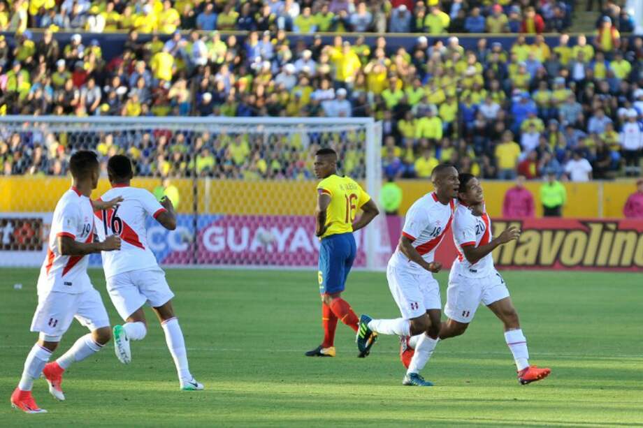 Edison Flores y Paolo Hurtado anotaron los goles de Perú en el estadio Atahualpa. / AFP
