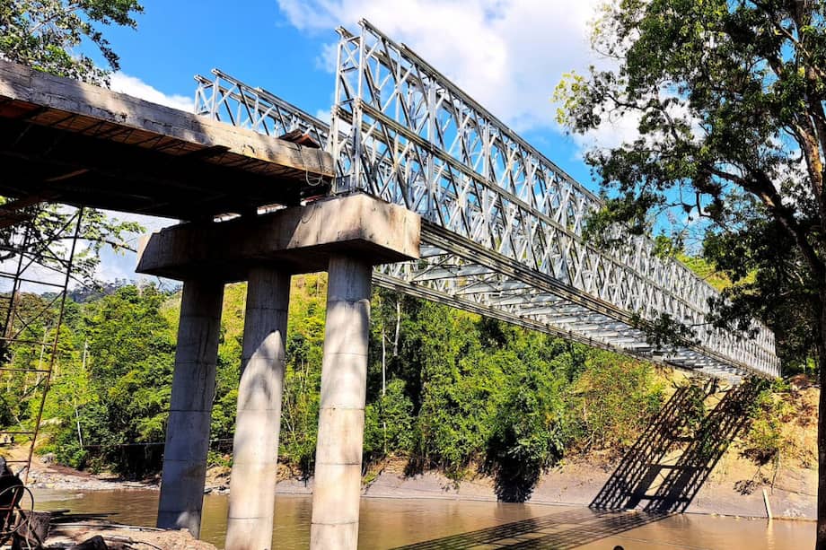El traslado del material comenzó el 26 de enero desde el Fuerte Militar de Tolemaida. Durante tres días, 14 vehículos transportaron cerca de 140 toneladas de componentes a lo largo de más de 470 kilómetros hasta el sitio de montaje.