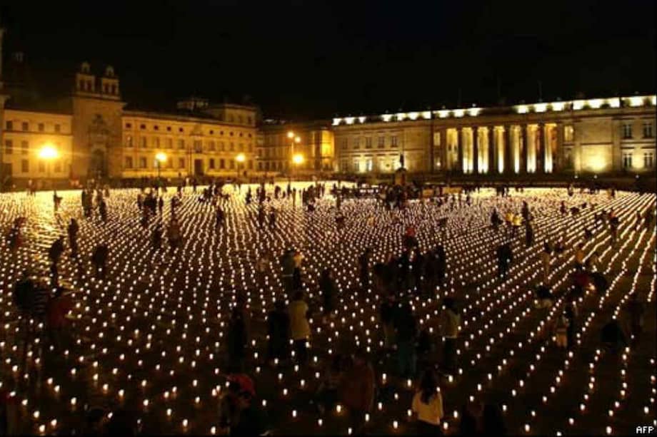 Colombia ilumina sus hogares en la "noche de las velitas"
