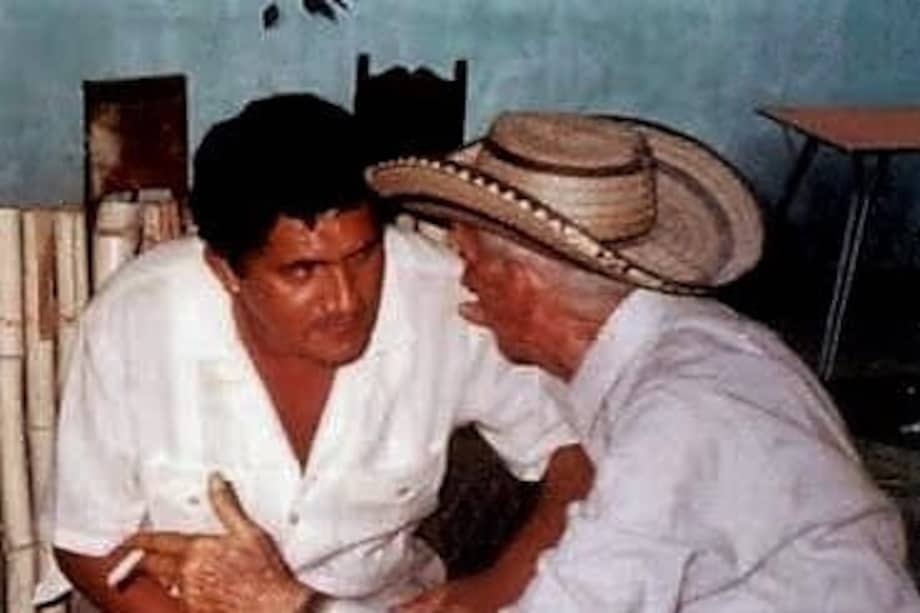 Poncho Zuleta en El Copey, Cesar, conversando con Don Toba en el restaurante de los esposos Elda Rois y Roque Pinilla, durante la celebración de los 15 años de la hija de esta pareja, Julieth. / Foto: cortesía.