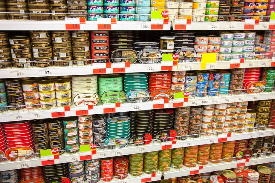 Leer la etiqueta antes de comprar atún enlatado permite conocer el tipo de pescado, la cantidad de sodio y el líquido de cobertura que contiene.