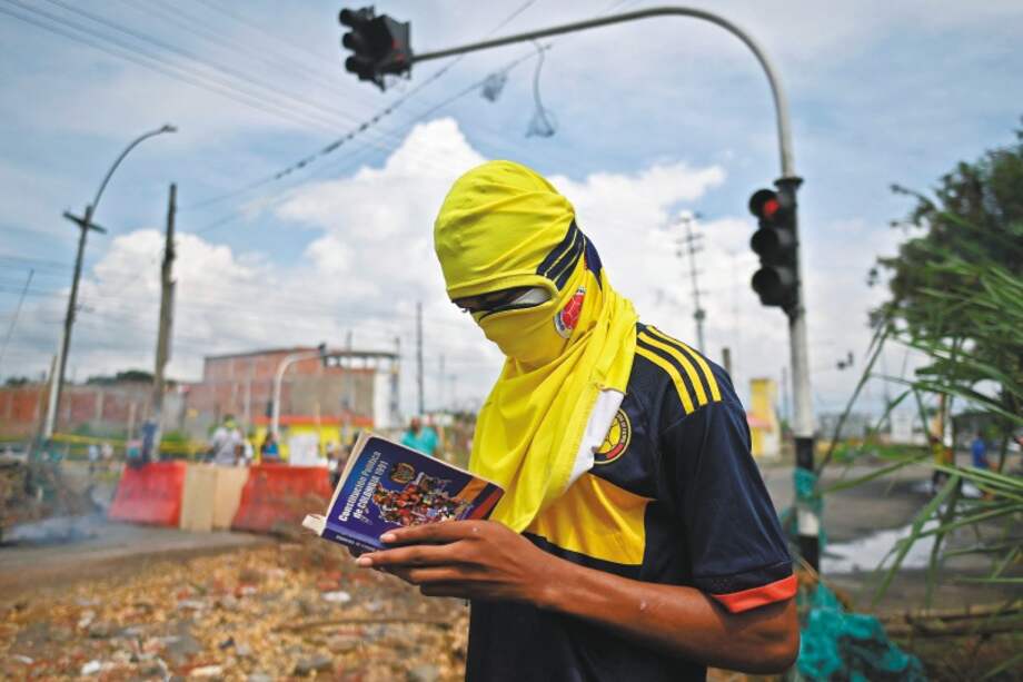 Ya que las estructuras institucionales y tradicionales de poder han mostrado su ineficiencia y han perdido credibilidad y confianza, todos los esfuerzos comunitarios deben comenzar a converger en una construcción colectiva y desde abajo. / Foto: AFP